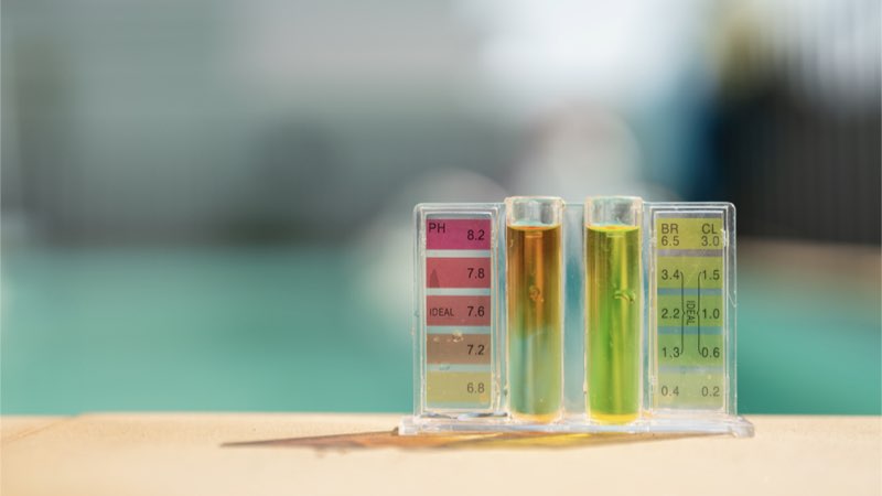 Pool-Testkit zur Wasseranalyse von pH-Wert und Chlor im Poolwasser