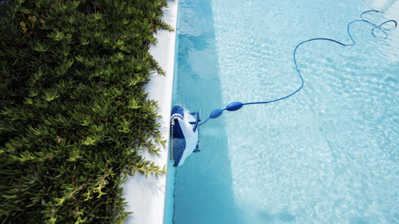 Poolroboter reinigt die Wand eines Schwimmbeckens