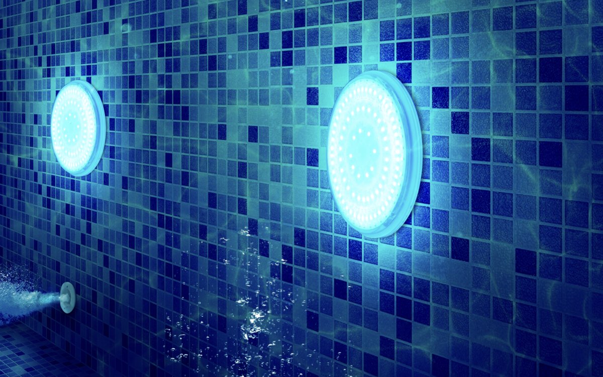 LED-Poolbeleuchtung unter Wasser in der gefliesten Beckenwand