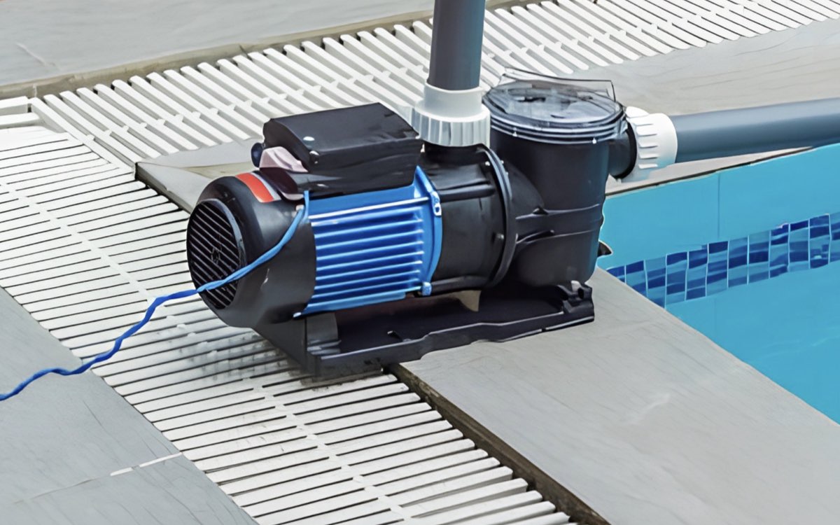Poolpumpe neben dem Schwimmbecken für die Wasseraufbereitung