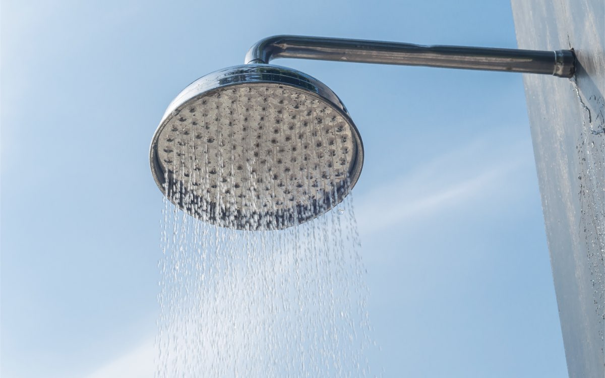 Pool-Solardusche mit Duschkopf und fließendem Wasser