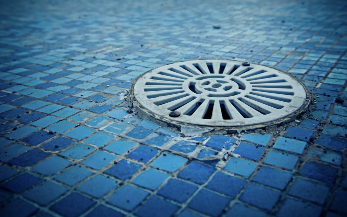 Pool-Bodenablauf im gefliesten Schwimmbecken