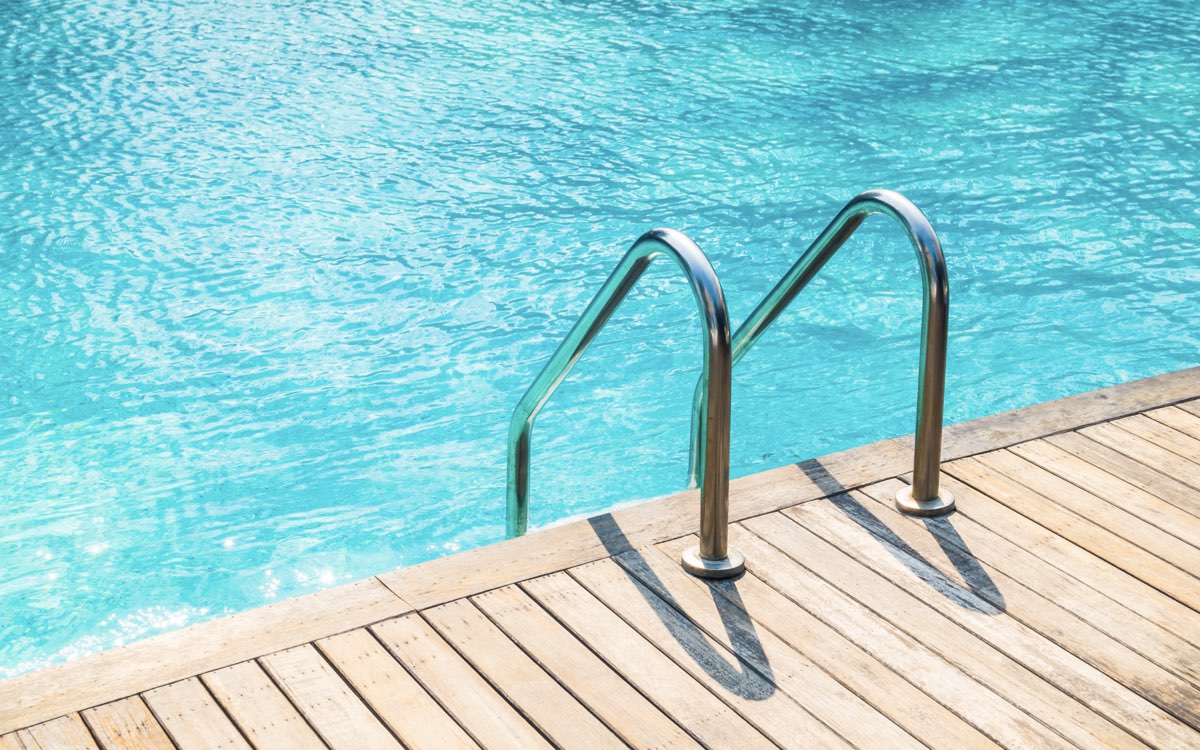 Edelstahl-Poolleiter am Rand eines Swimmingpools