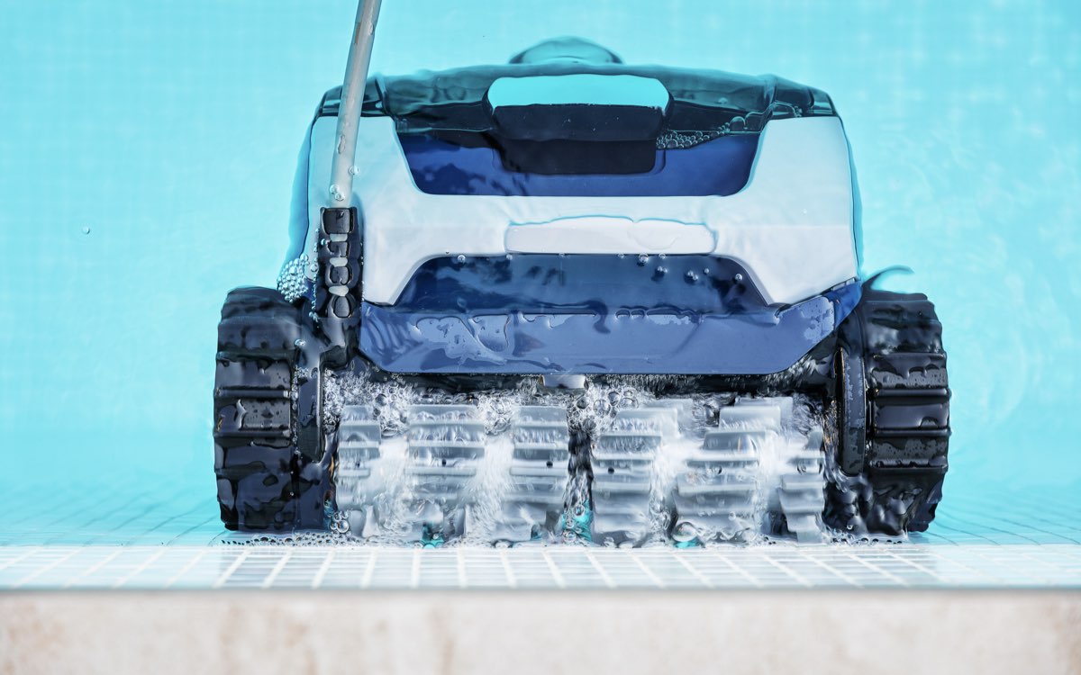 Poolroboter reinigt den Boden eines Schwimmbeckens unter Wasser