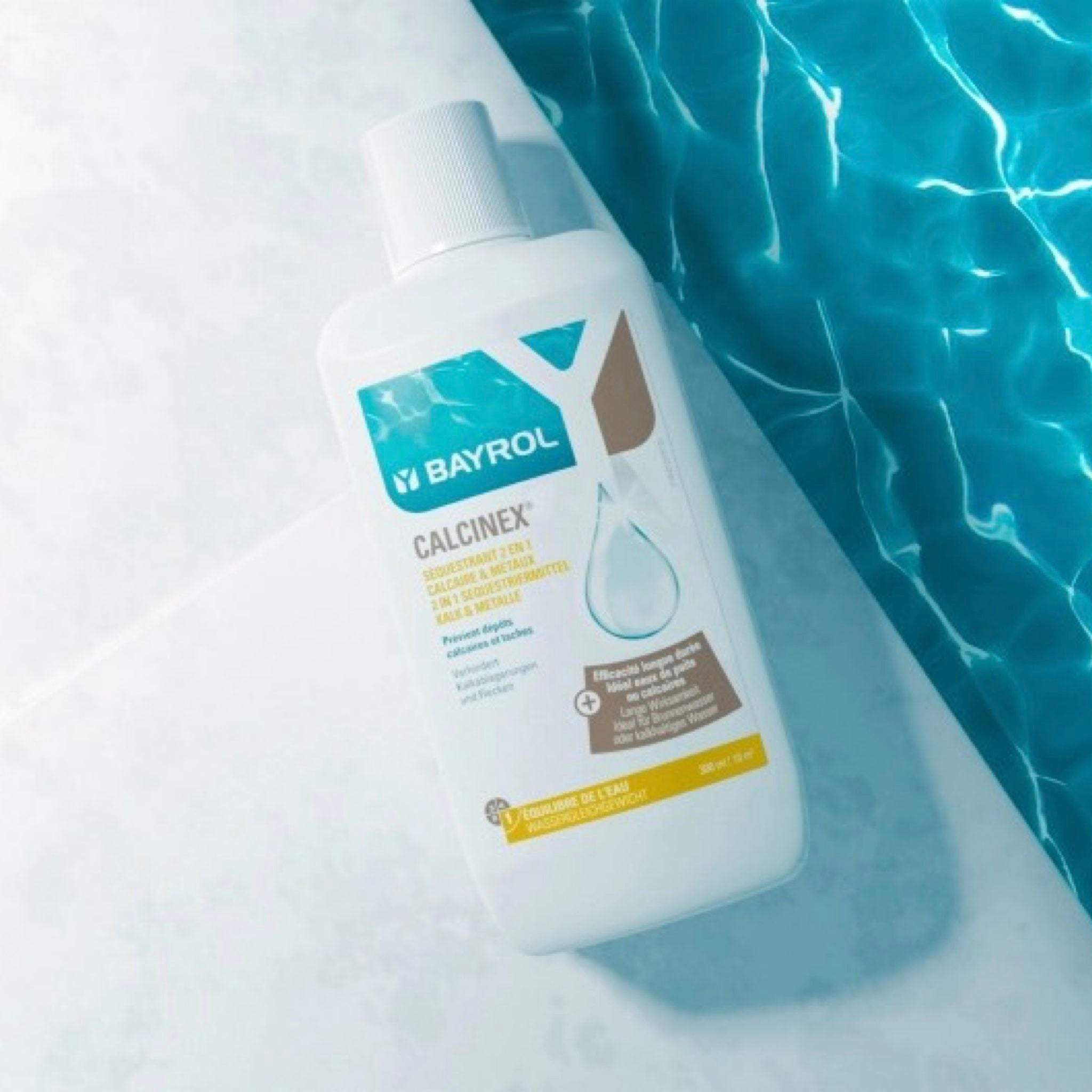 BAYROL Calcinex – Produkt am Poolrand mit blauem Wasser im Hintergrund