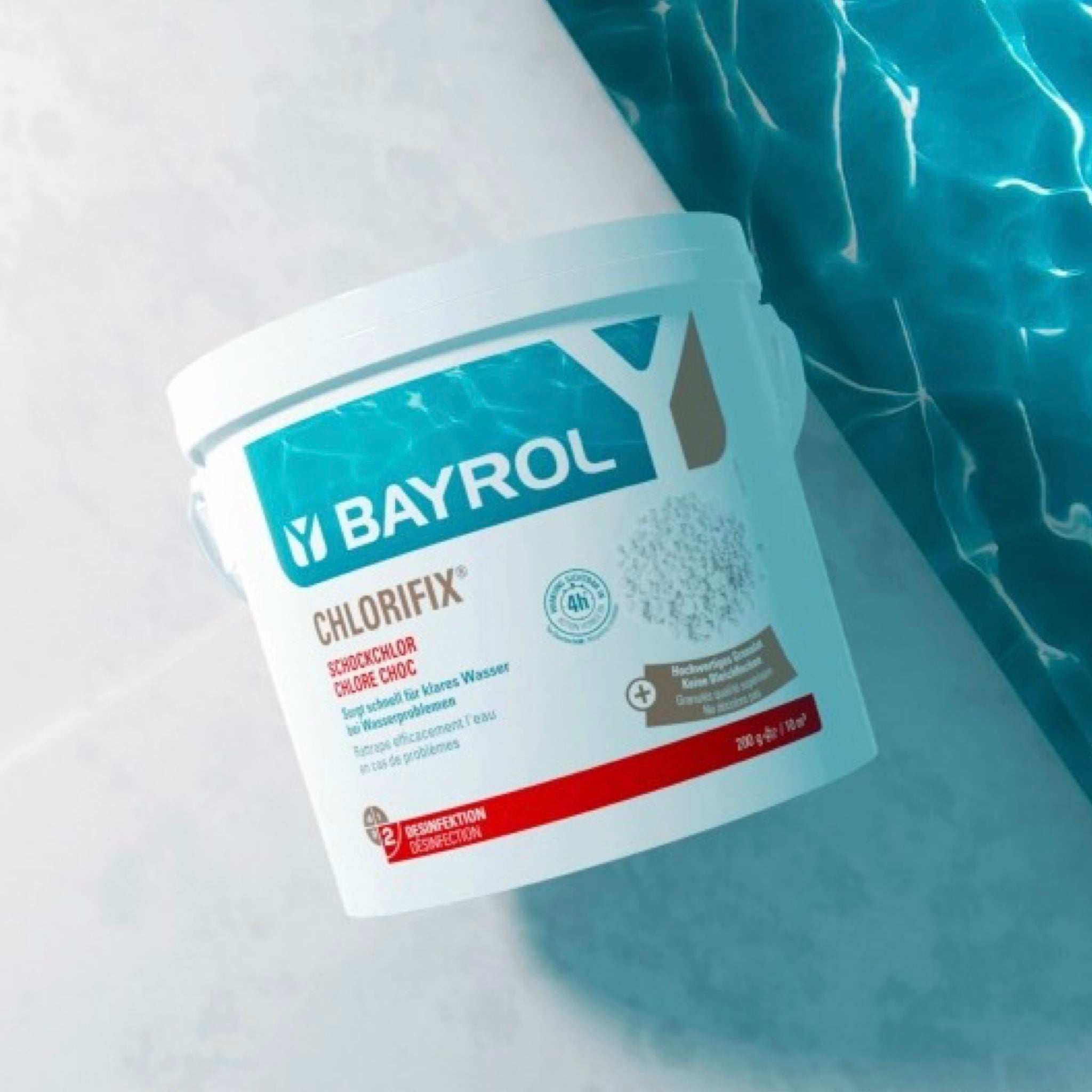 BAYROL Chlorifix – Dose am Poolrand mit blauem Wasser im Hintergrund