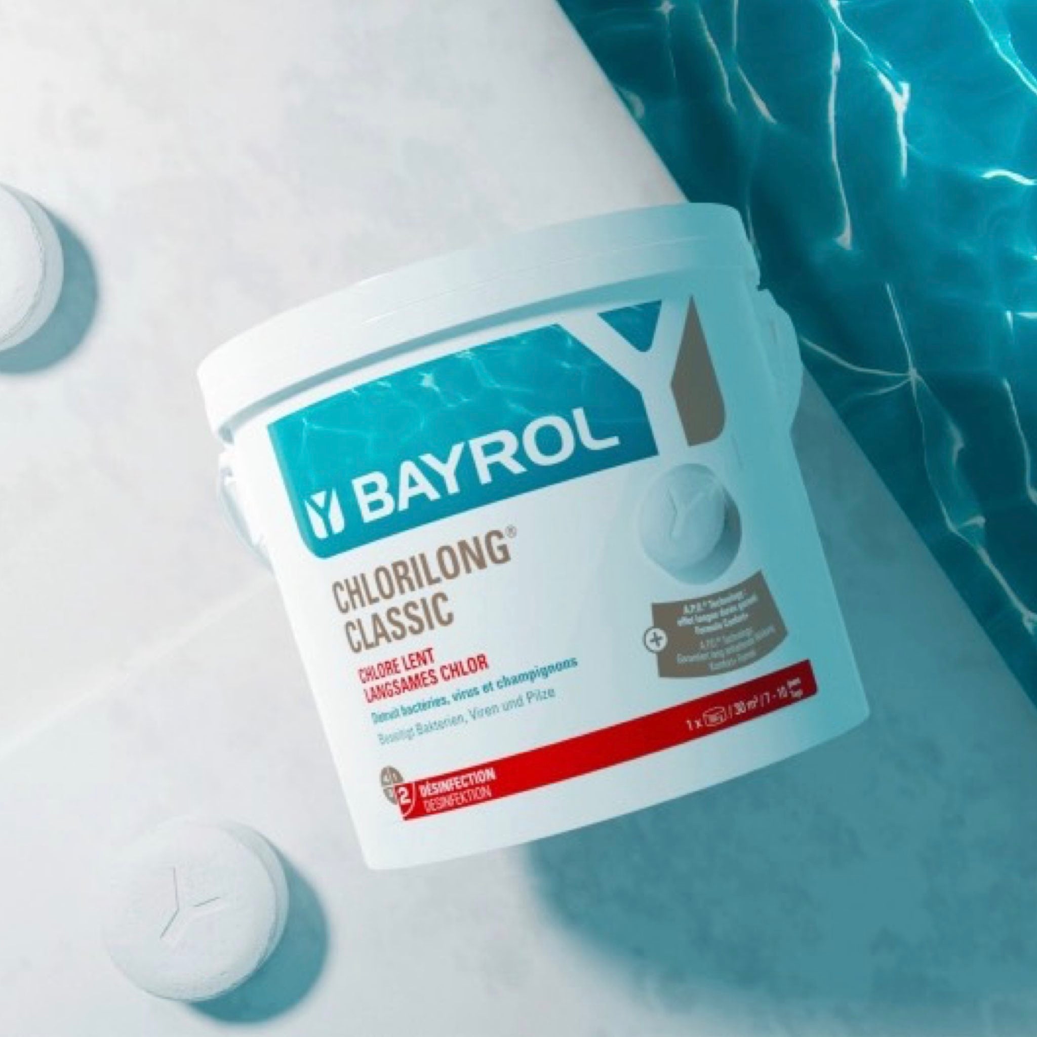 BAYROL Chlorilong Classic – Poolpflege-Produkt am Poolrand mit blauem Wasser im Hintergrund