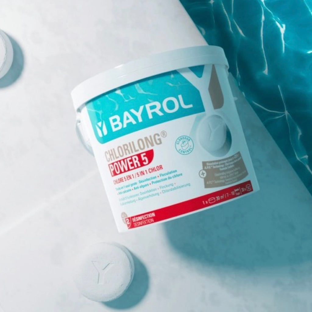 BAYROL Chlorilong POWER 5 – Produkt am Poolrand mit blauem Wasser im Hintergrund