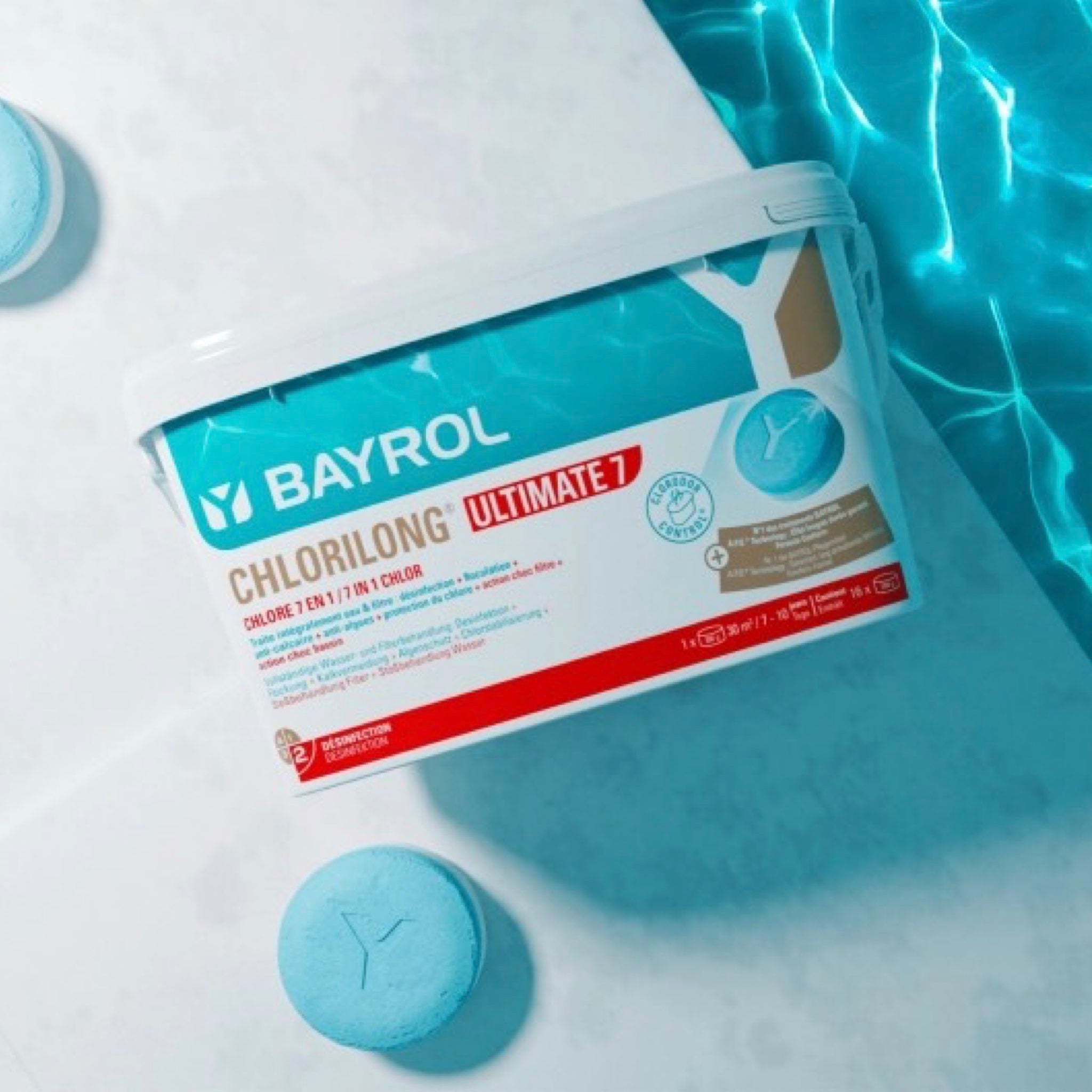BAYROL Chlorilong Ultimate7 – Eimer am Poolrand mit blauem Wasser im Hintergrund