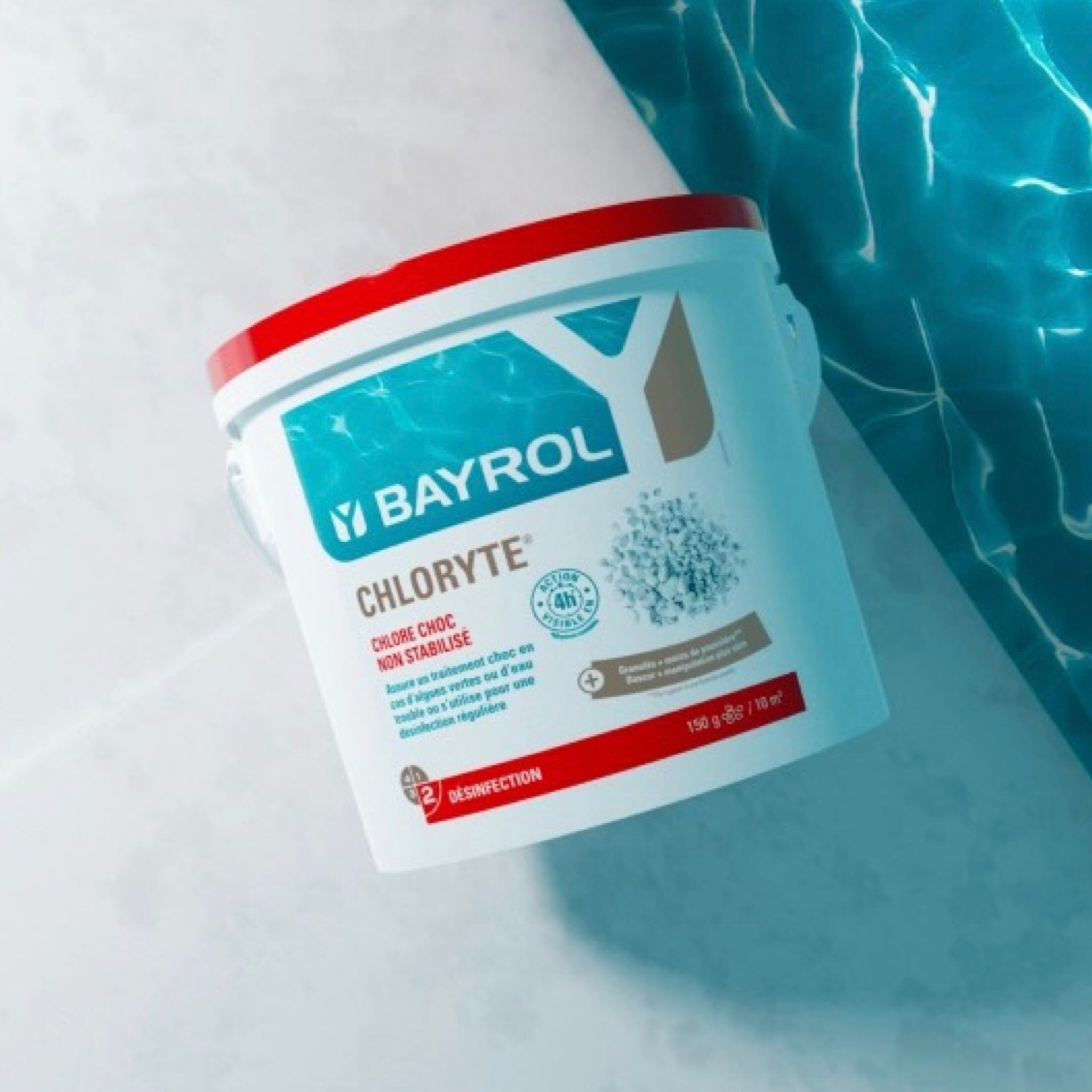 BAYROL Chloryte – Produkt am Poolrand mit blauem Wasser im Hintergrund