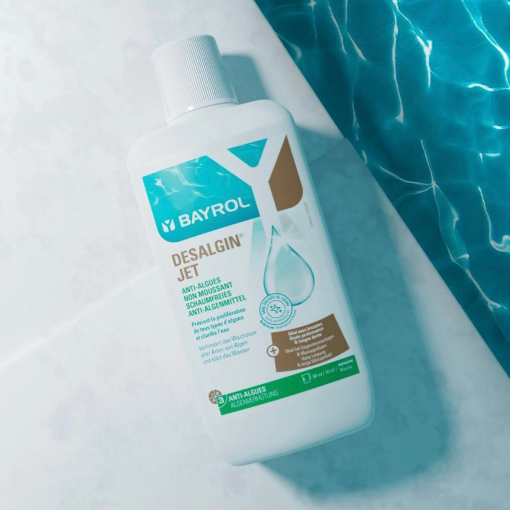 BAYROL Desalgin® Jet 1 L – Flasche am Poolrand neben blauem Wasser