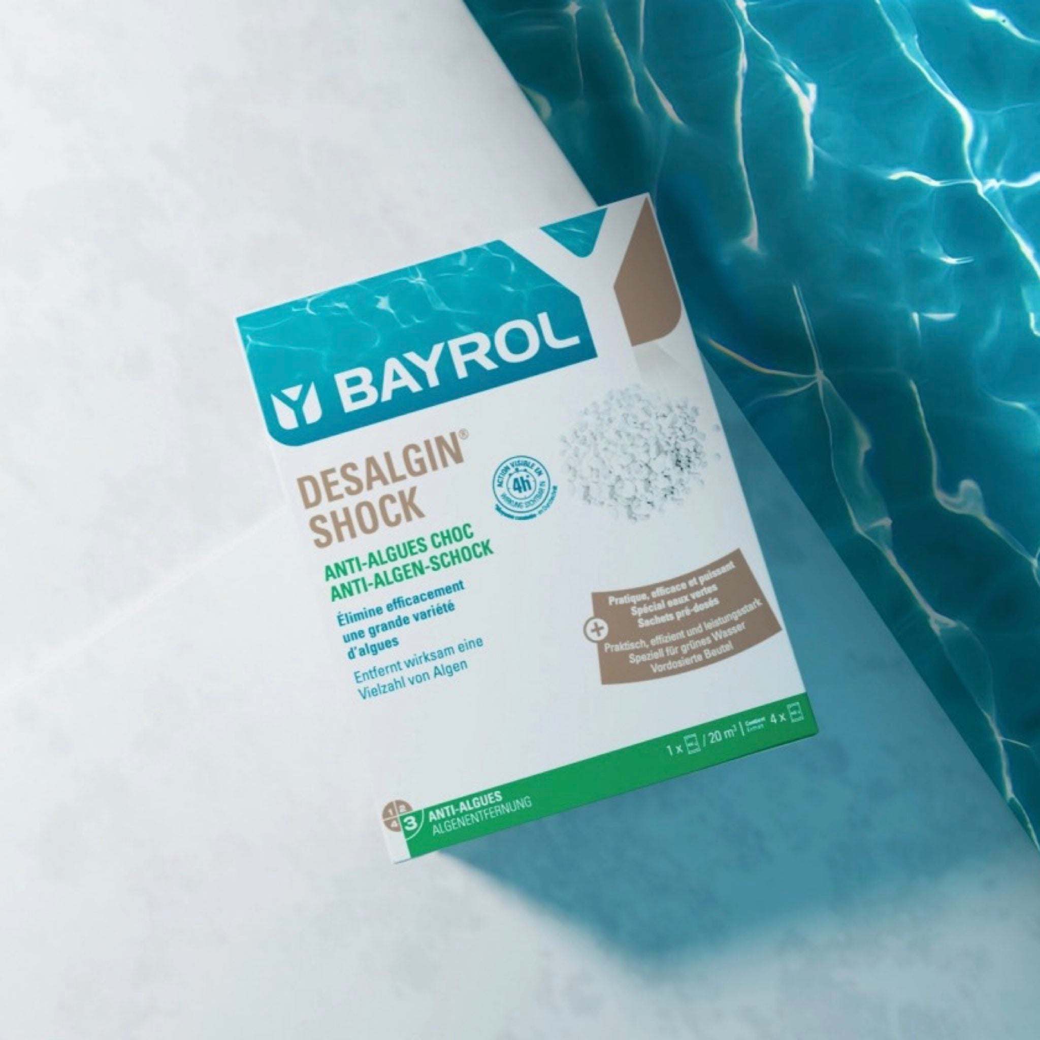 BAYROL Desalgin SHOCK – Produktbox am Poolrand neben blauem Wasser