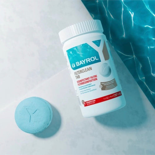 BAYROL Filterclean Tab 1 kg – Dose und blaue Tablette am Poolrand neben Wasser
