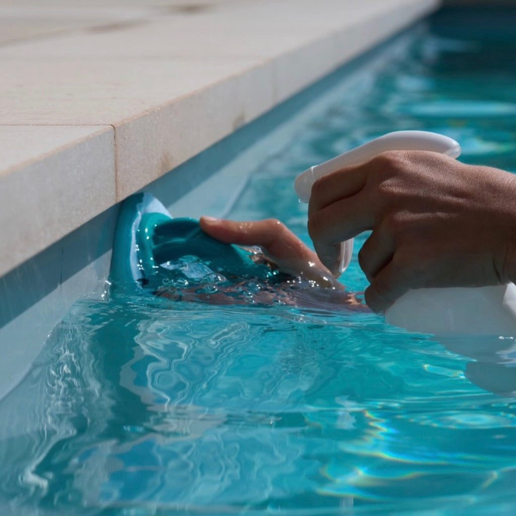 BAYROL No CALC Respect – Anwendung: Reinigung der Wasserlinie am Beckenrand