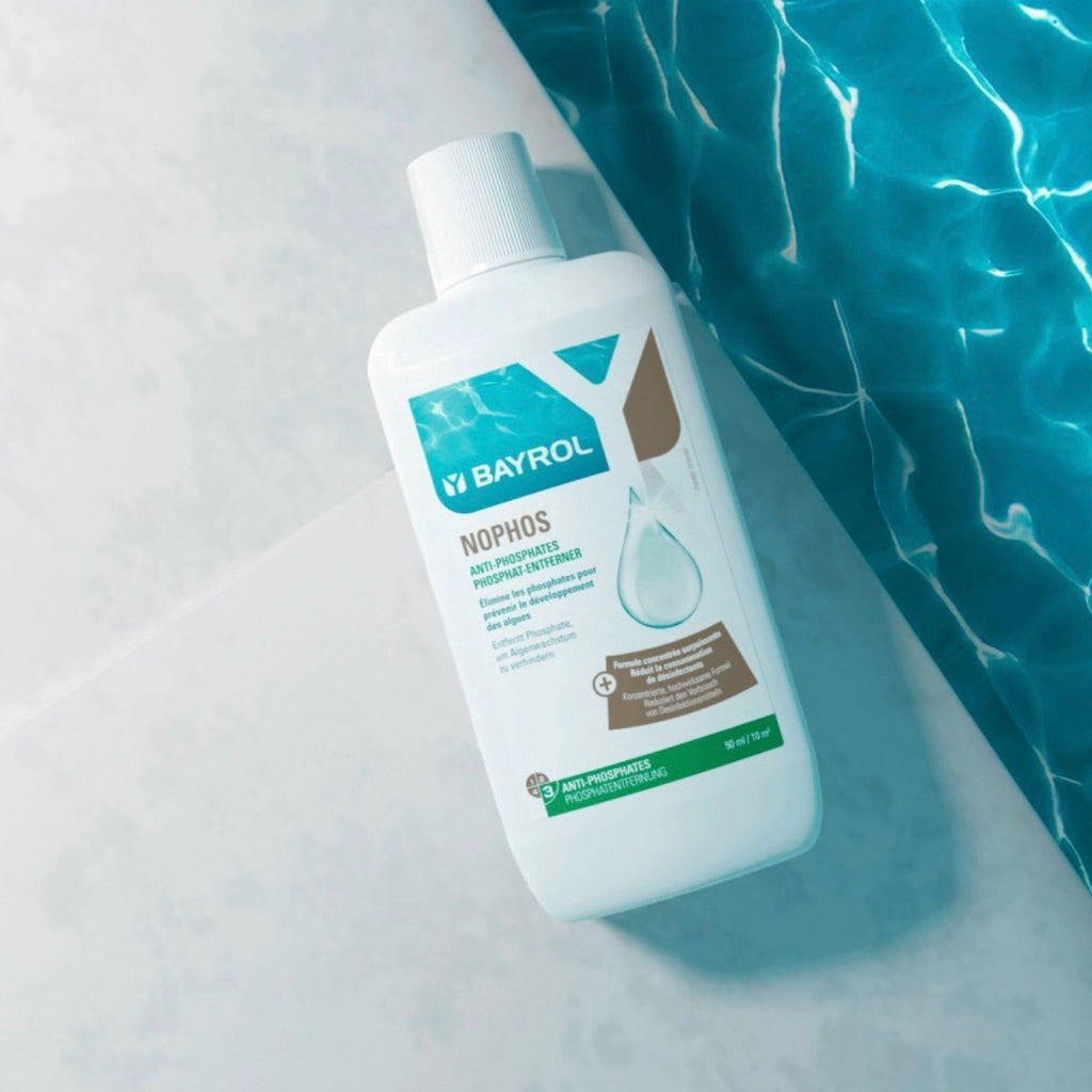 BAYROL NoPhos 1 L – Flasche am Poolrand mit blauem Wasser im Hintergrund