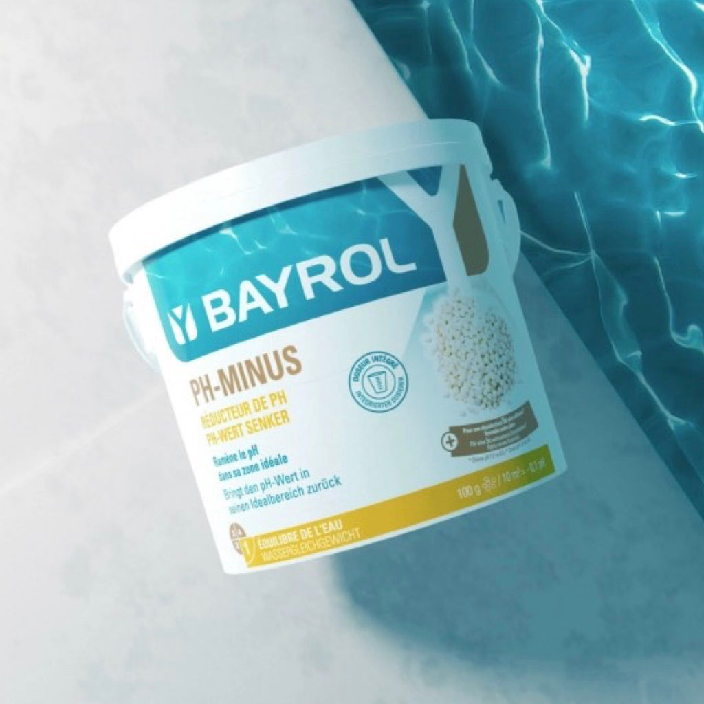 BAYROL pH-Minus – Eimer am Poolrand neben blauem Wasser