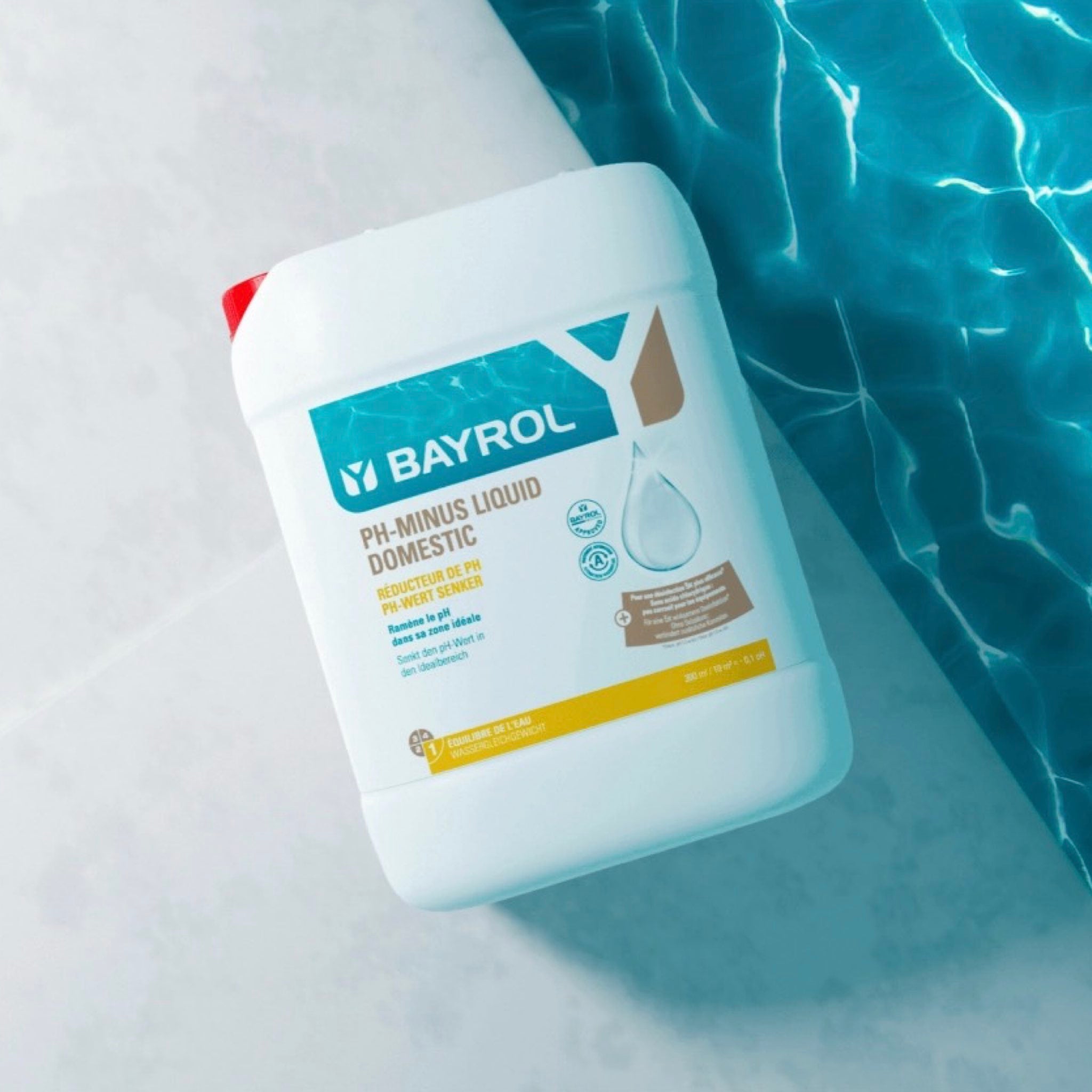 BAYROL pH-Minus Liquid Domestic – Kanister am Poolrand mit blauem Wasser im Hintergrund