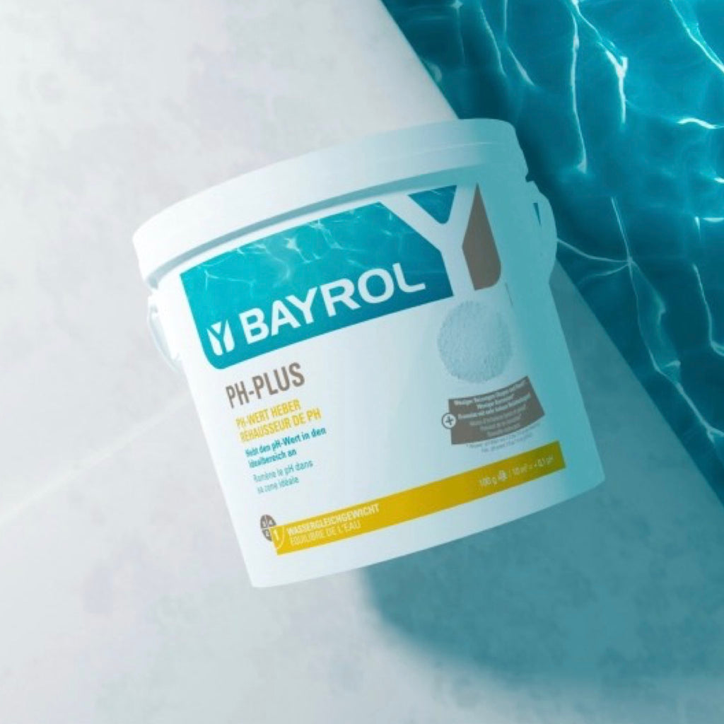 BAYROL pH-Plus – Eimer am Poolrand neben blauem Wasser