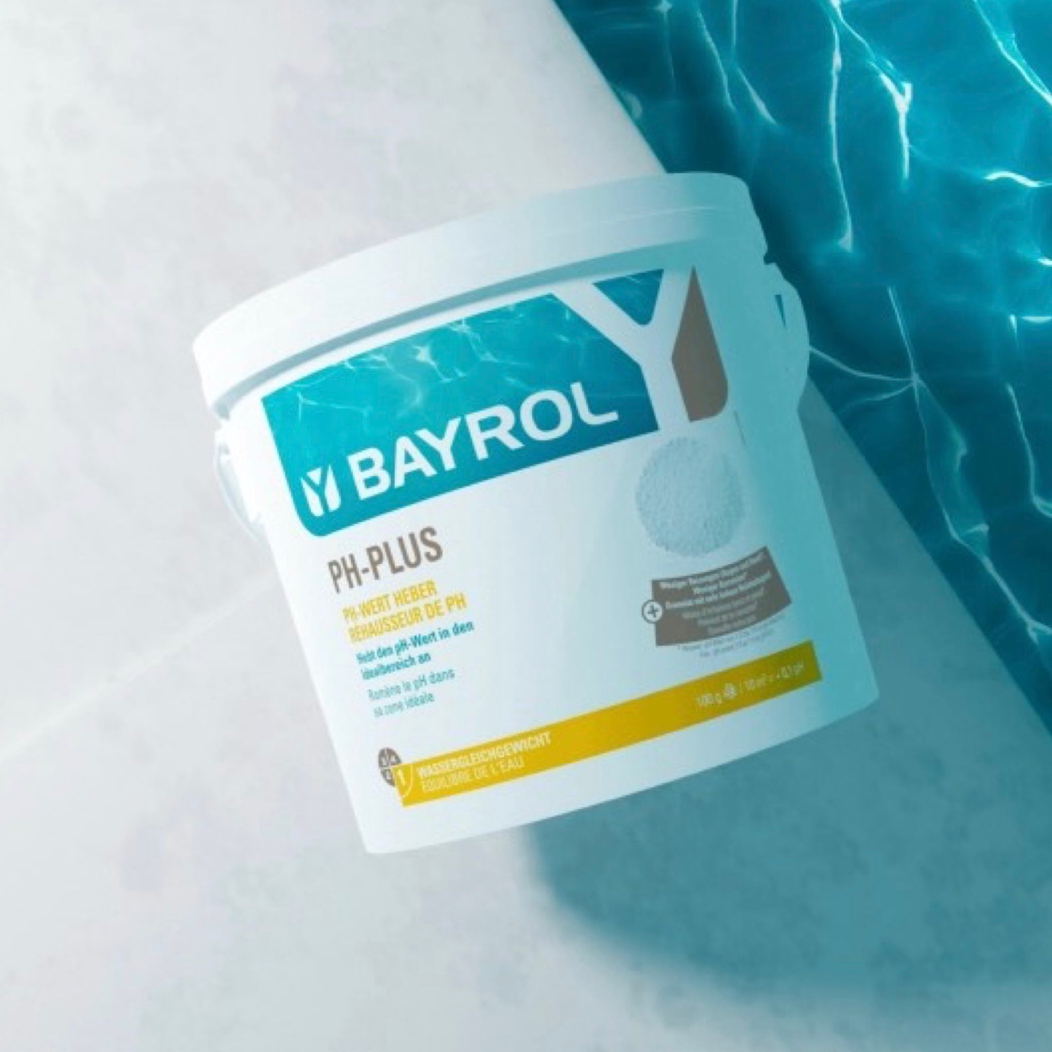 BAYROL pH-Plus – Eimer am Poolrand neben blauem Wasser