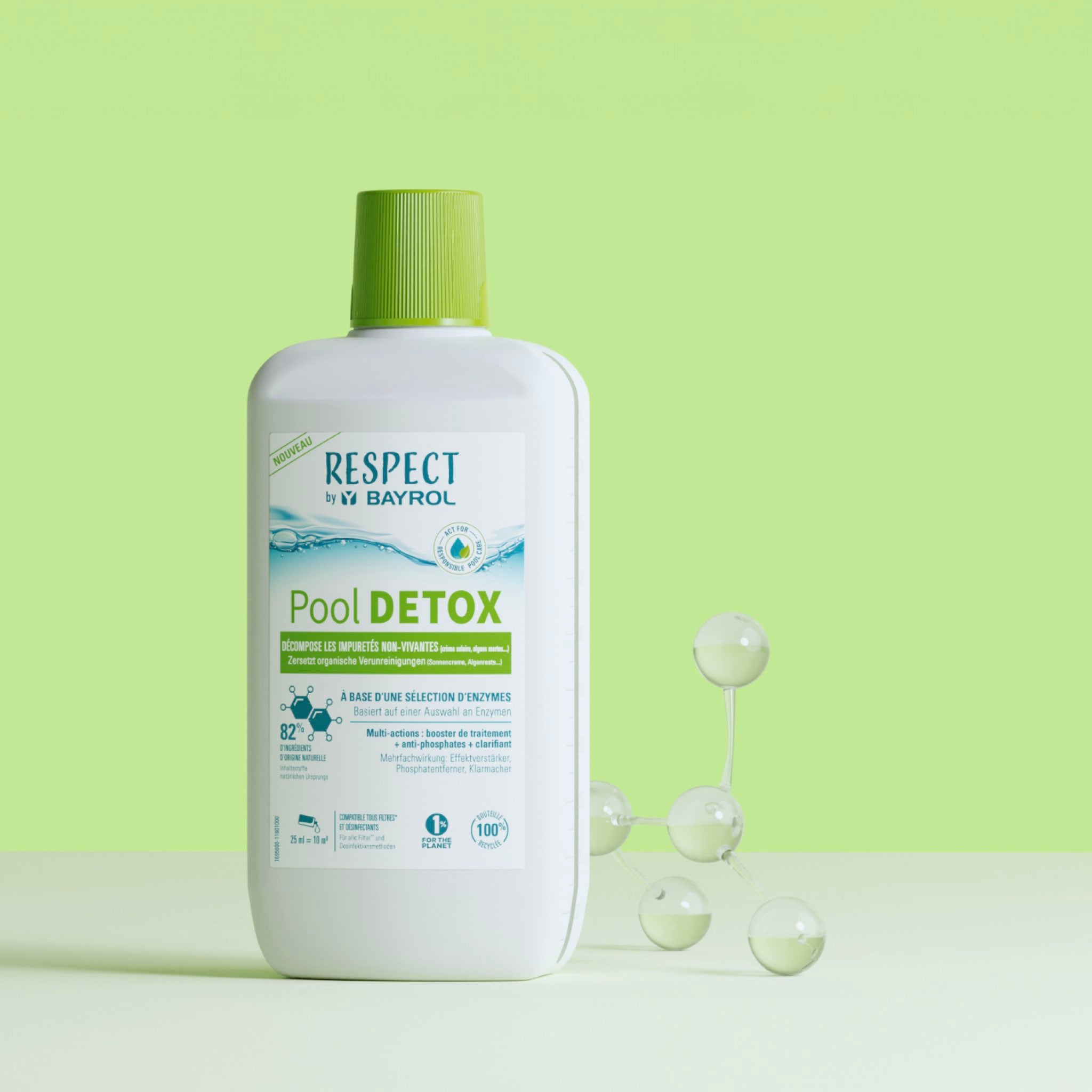 BAYROL Pool DETOX Respect 1 L – Studio-Motiv vor grünem Hintergrund mit Molekül-Elementen