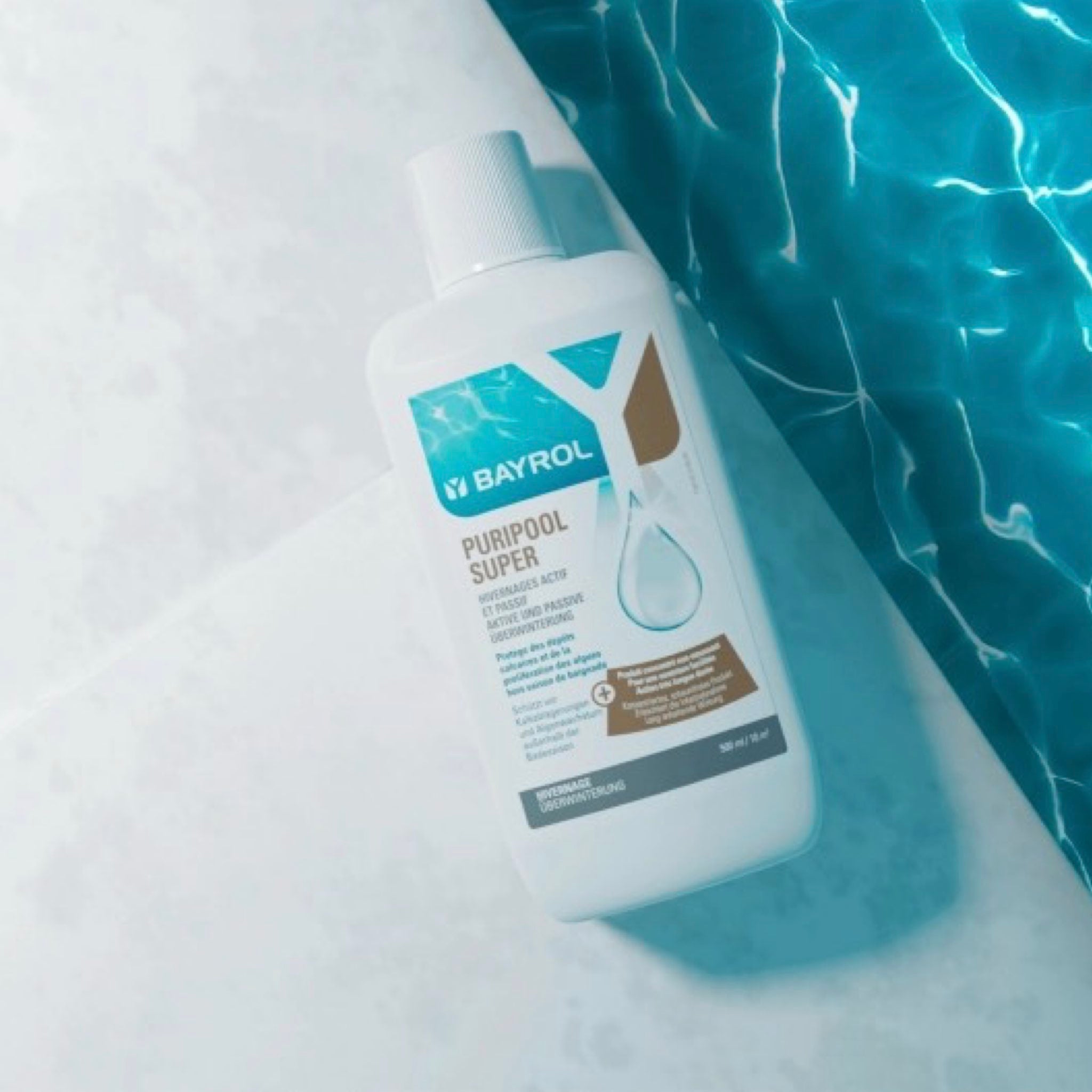 BAYROL Puripool® Super 1 L – Flasche am Poolrand neben blauem Wasser