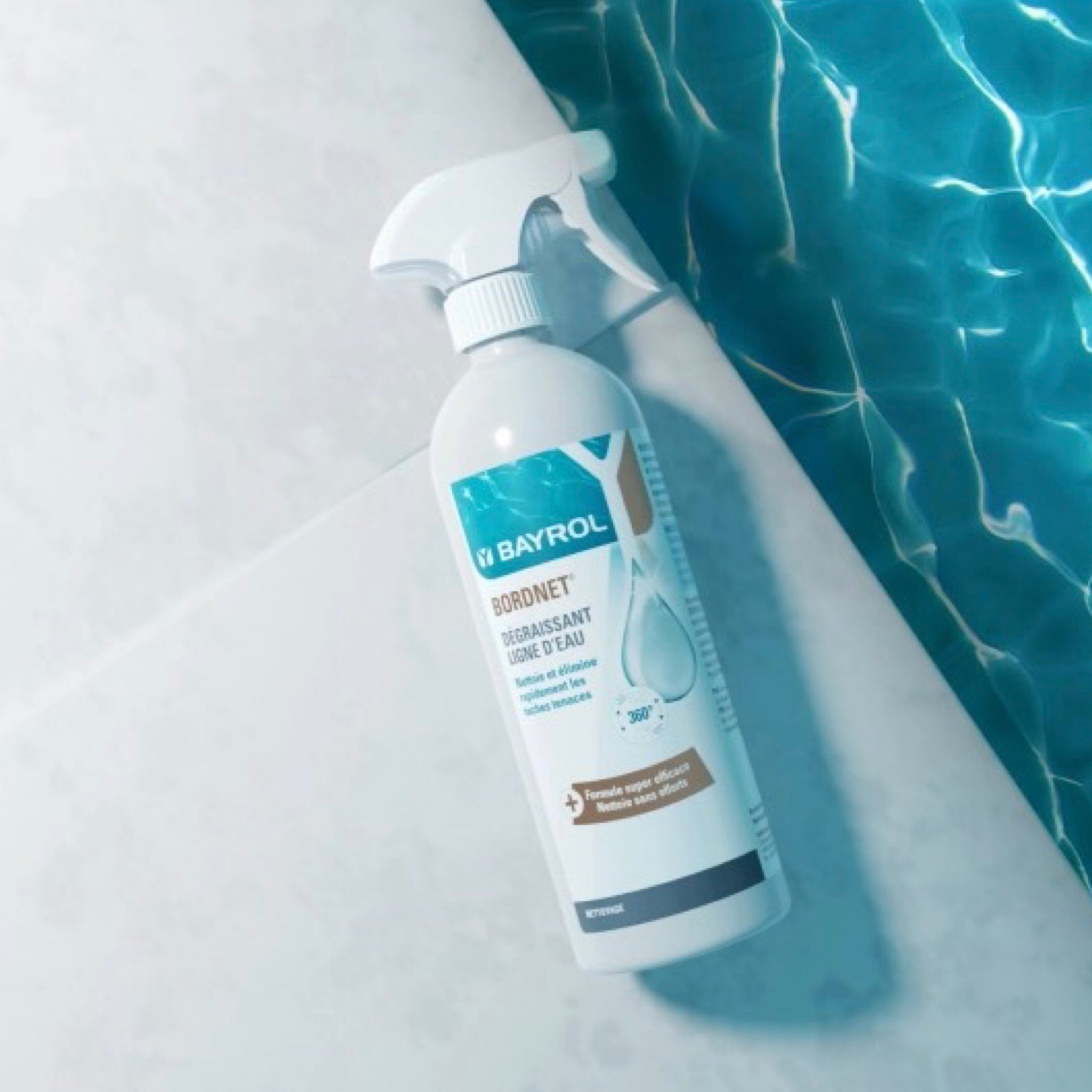 BAYROL Randfix® 0,70 L – Produkt am Poolrand mit blauem Wasser im Hintergrund