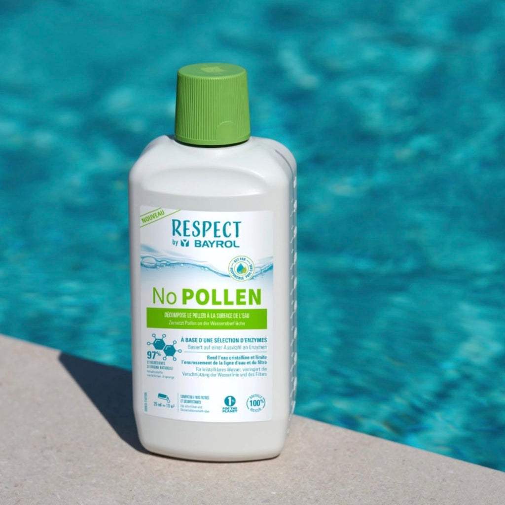 BAYROL Respect No POLLEN 1 L – Flasche am Poolrand vor blauem Wasser