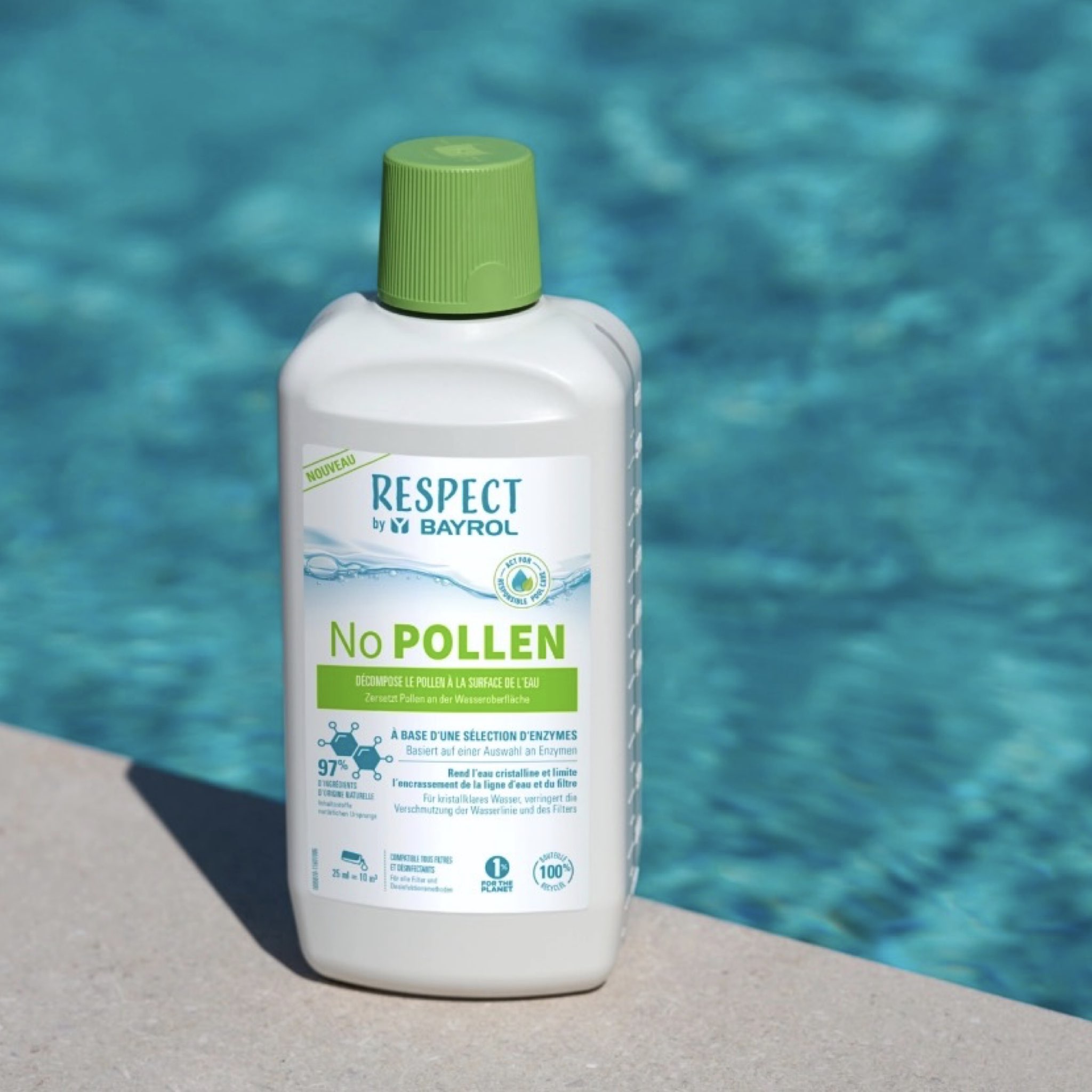 BAYROL Respect No POLLEN 1 L – Flasche am Poolrand vor blauem Wasser