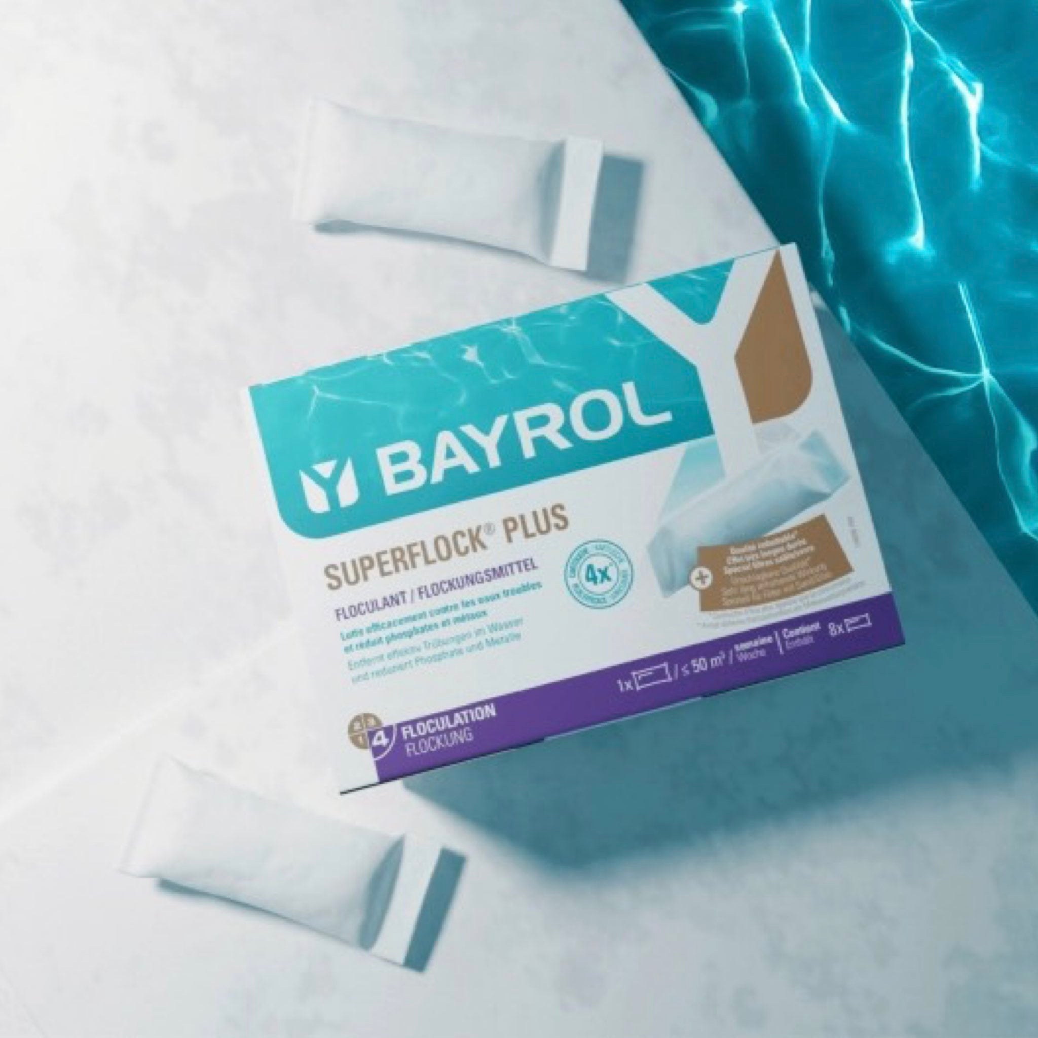 BAYROL Superflock Plus Packung am Poolrand mit Flockkartuschen