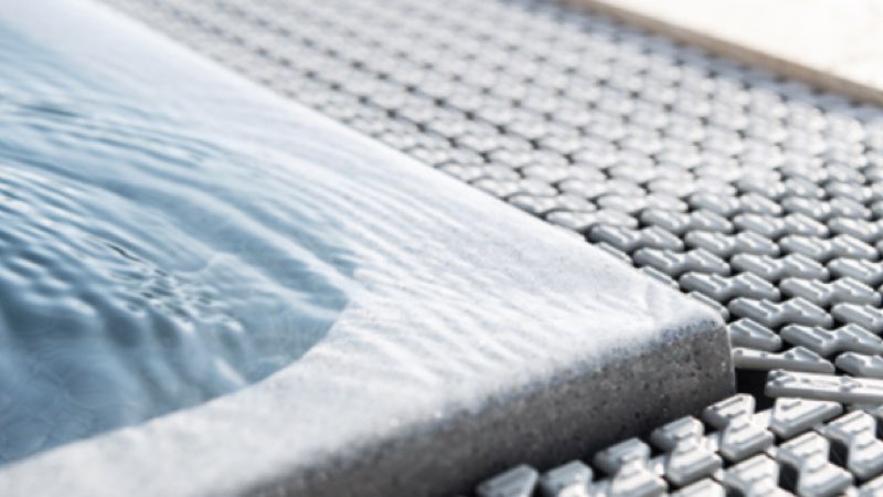 Überlaufpool mit Wasserstand auf Höhe des Beckenrands 0 cm