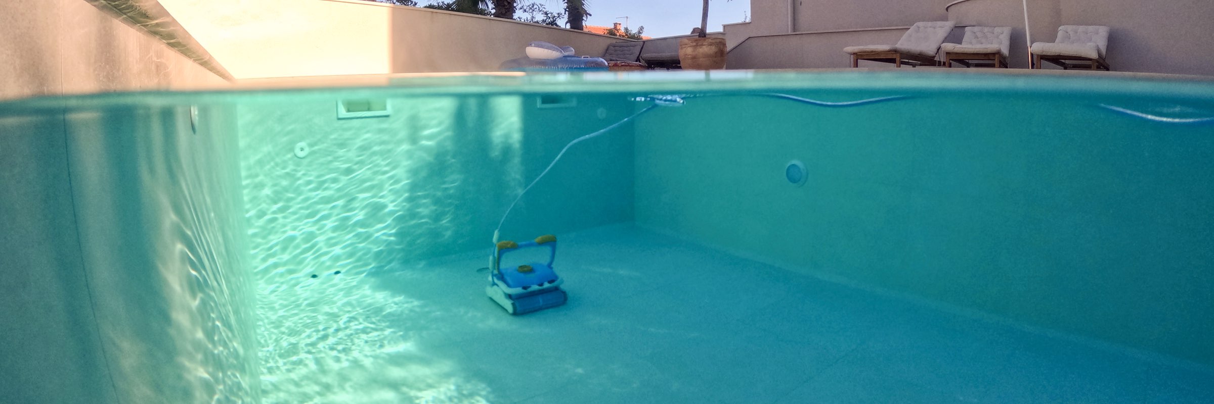 Poolroboter reinigt den Poolboden unter Wasser